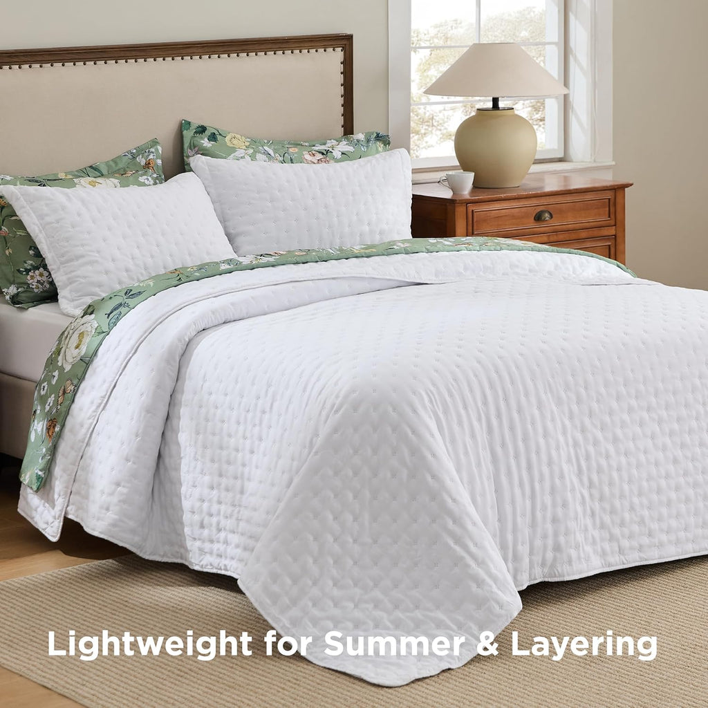 Quilts Queen Size - Bright White Bedspread Queen Size & Lightweight Comforter, Modern Coverlet with Clover Pattern, Ultra Soft All-Season Bedding, 90 x 96 Inches | Stitch-Free Quilting, Lightweight, Summer Bedding Set, Machine Washable, Pet-Friend